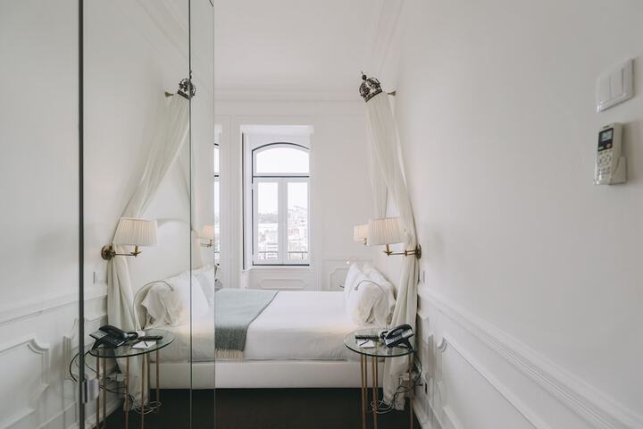 Room 5 of 245