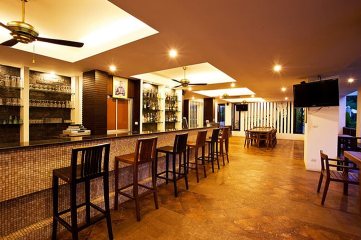 Lounge 28 of 38