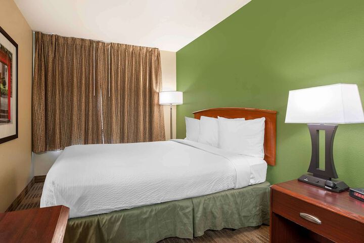 Studio Queen Bed (5 of 6)
