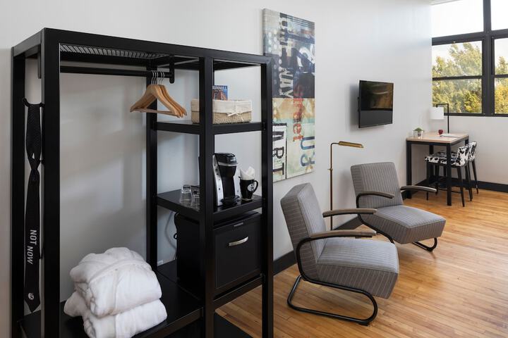 1 Queen Bed (1 of 11)