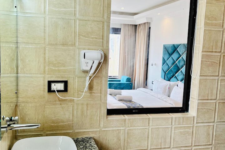 Room 13 of 20