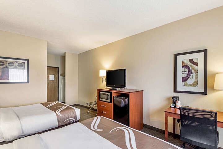 1 Queen Bed (13 of 26)