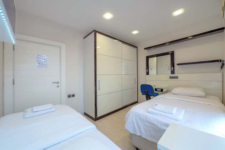 Room 27 of 271
