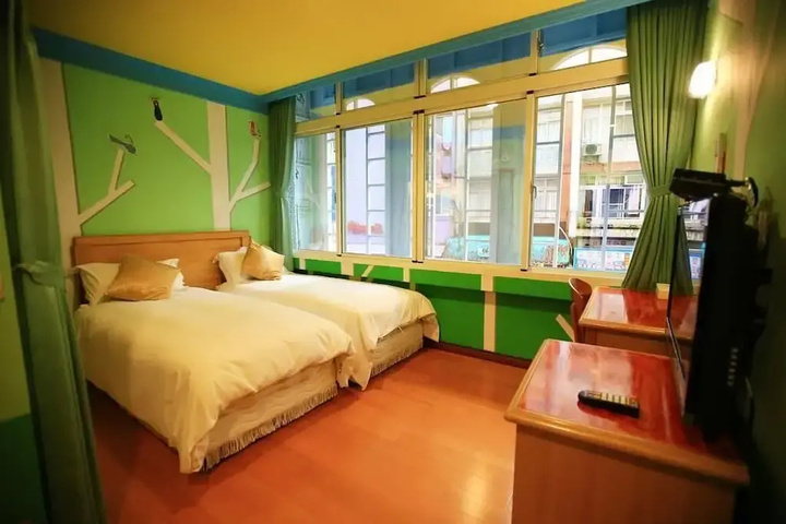 Room 10 of 14