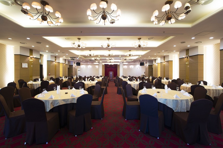 Ballroom/Hall 22 of 33