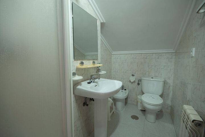 Room 10 of 16