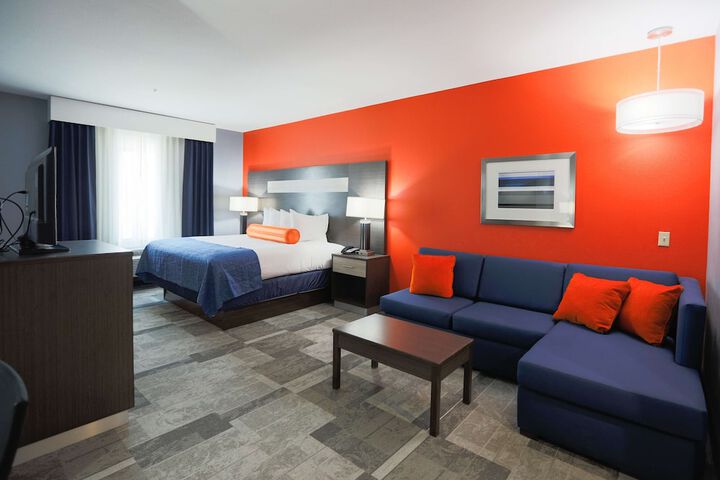 1 King Bed Pillowtop Bed 40 Inch LCD TV, Microwave and Refrigerator Full Breakfast (17 of 18)