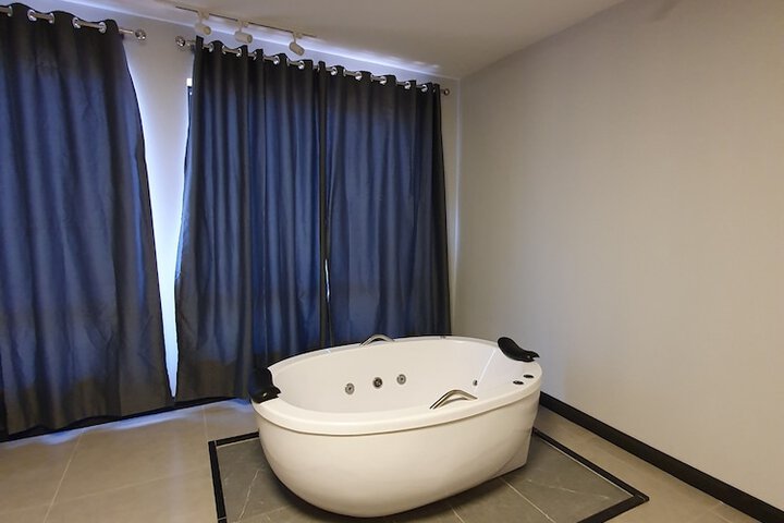 Room 8 of 86
