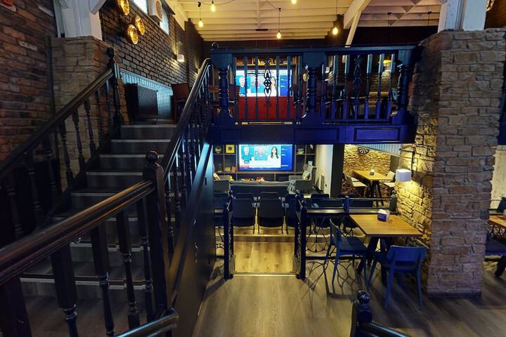Lounge 44 of 53