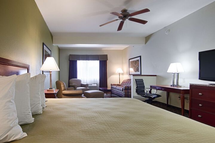 1 King Bed Microwave and Refrigerator WiFi Full Breakfast (6 of 12)