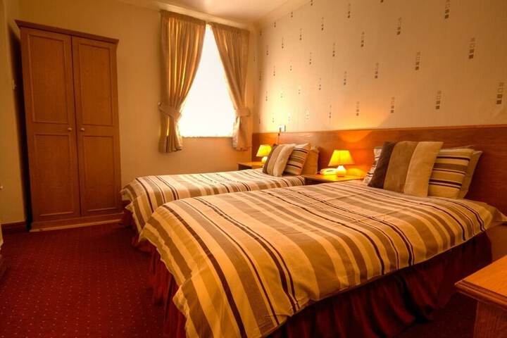 Room 4 of 7