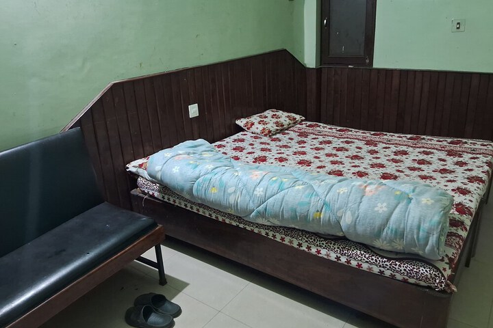 Room 4 of 9