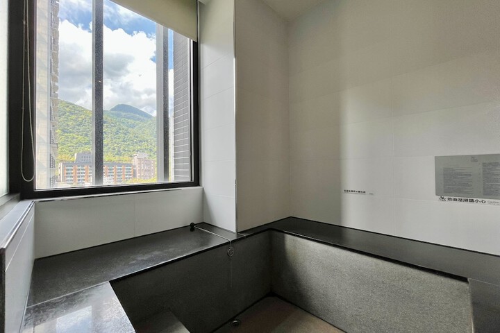 Room 21 of 38