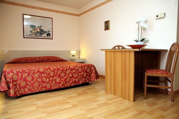 Room 5 of 42