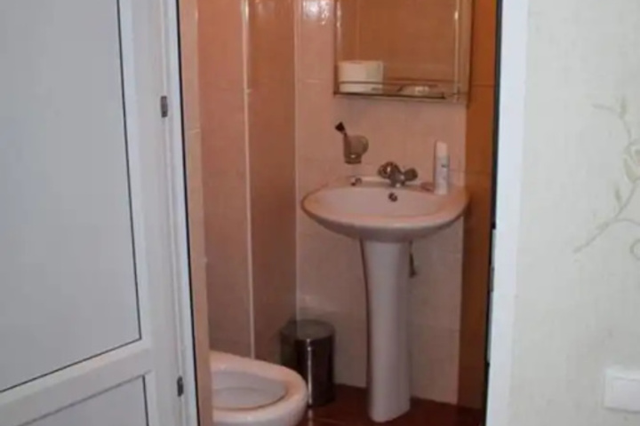 Room 7 of 9