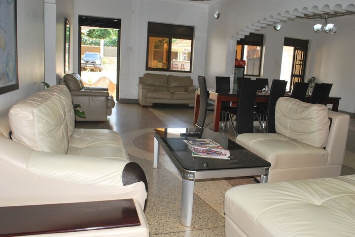 Lounge 141 of 182