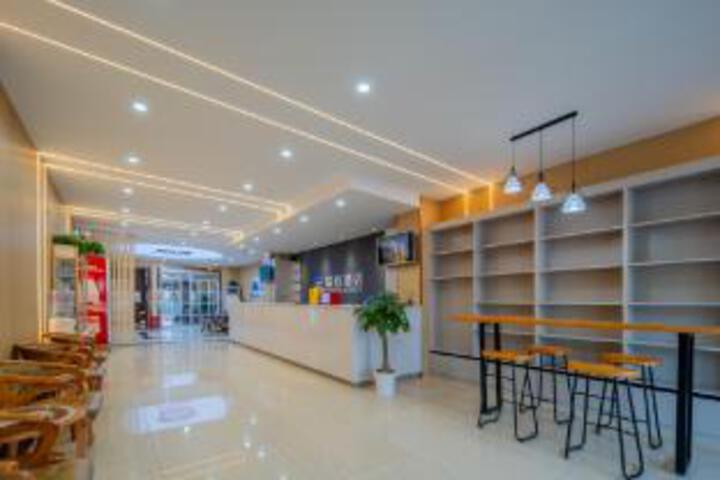 Ruicheng Chain Hotel (Linzhang Second Ring Road Branch)