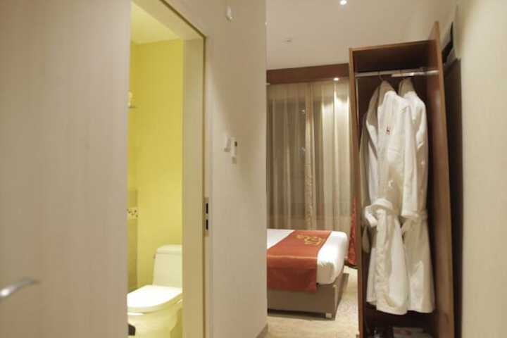 Room 14 of 38