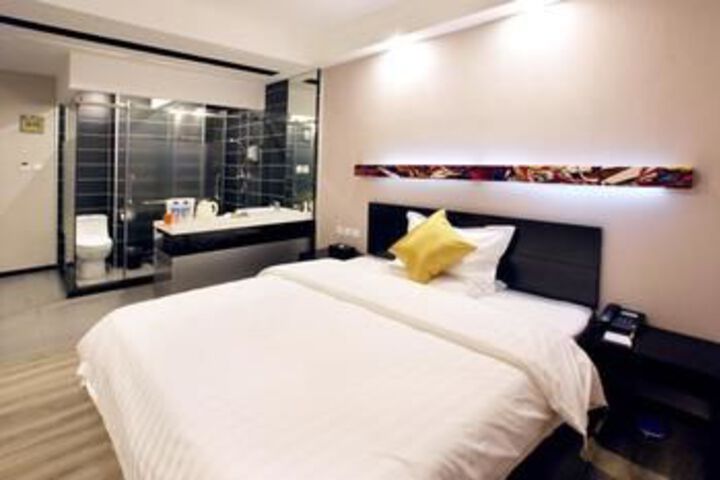 Room 8 of 11