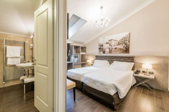 Room 6 of 26