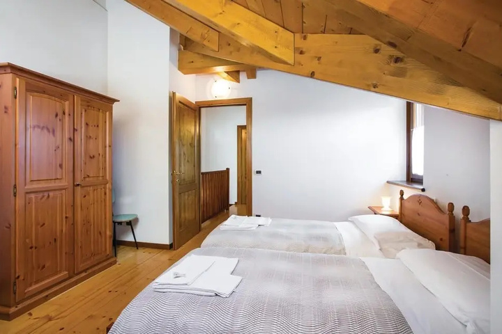 Room 5 of 14