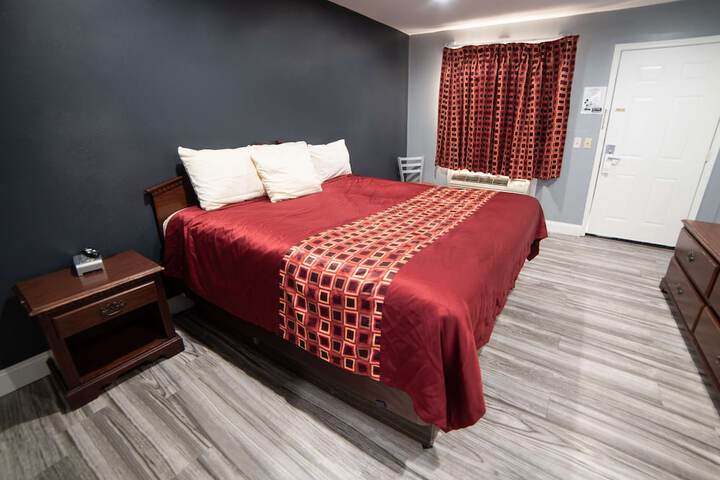1 King Bed (3 of 11)