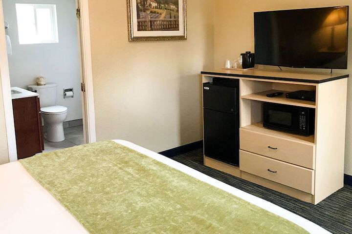 1 Queen Bed (2 of 12)