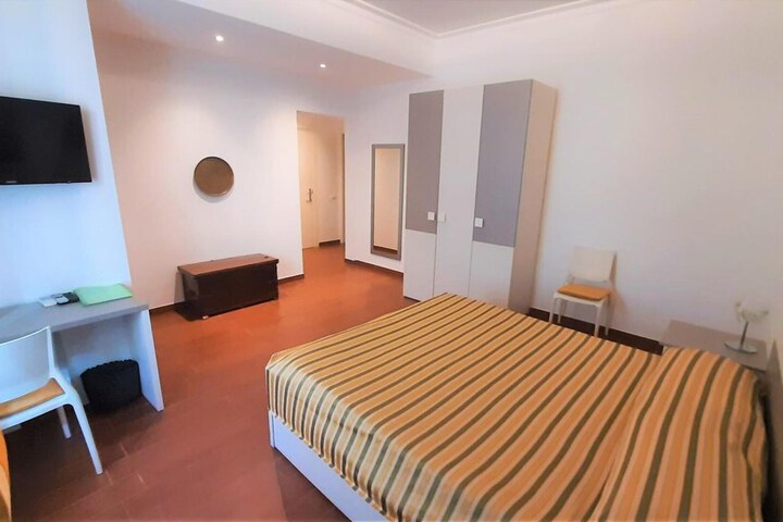 Room 13 of 37