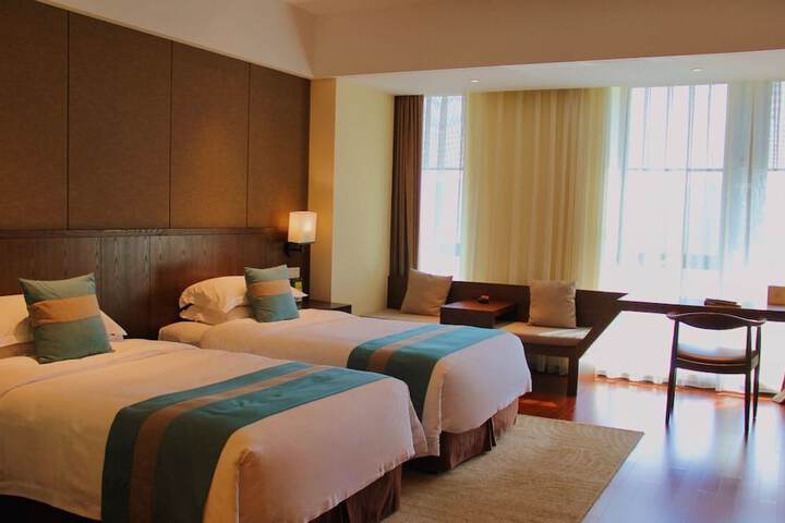 Room 6 of 9