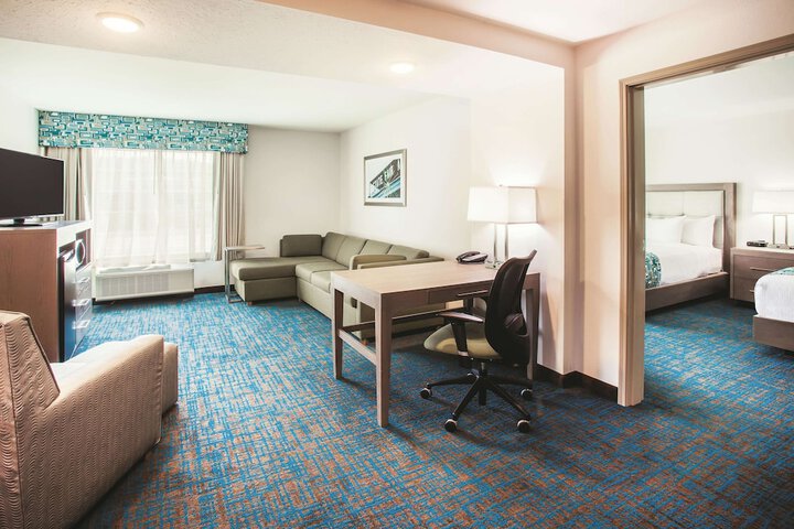 1 King Bed Deluxe Studio Suite (3 of 5)