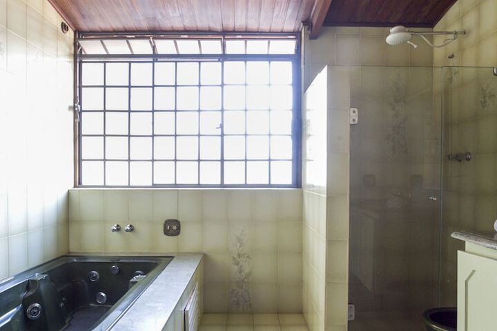 Room 4 of 8