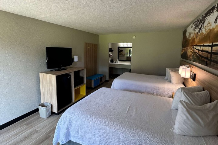 2 Double Beds Mobility or Hearing Accessible Roll in Shower (8 of 11)