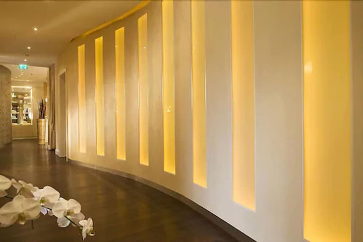 Ballroom/Hall 76 of 101