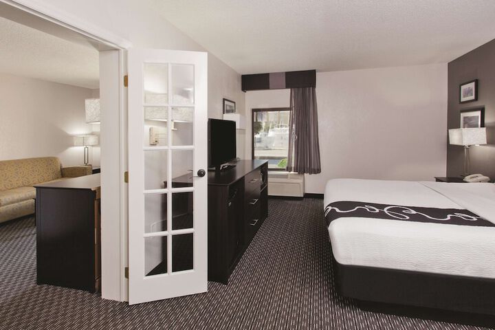 1 King Bed (4 of 9)