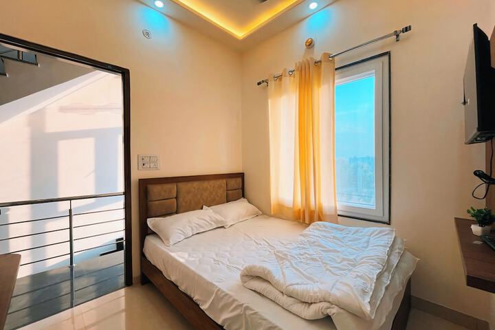 Room 5 of 8