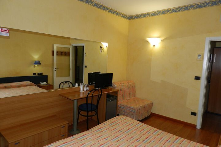 Room 10 of 33