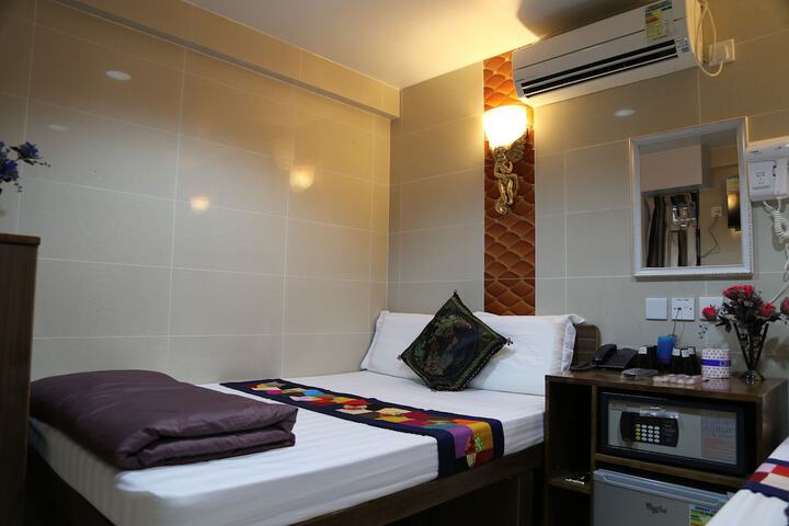 Room 18 of 32