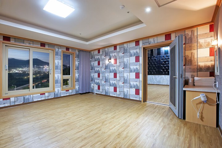 Room 5 of 62