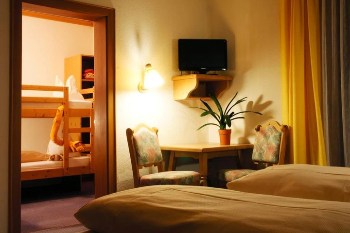 Room 6 of 16
