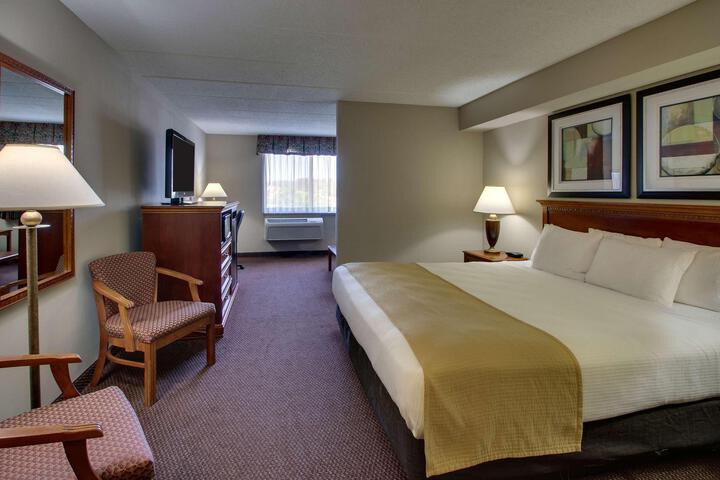 Accessible Suite Queen Bed Accessible Walk in Shower Sofa Bed Work Desk Microwave and Refrigerator Full Breakfast (23 of 30)
