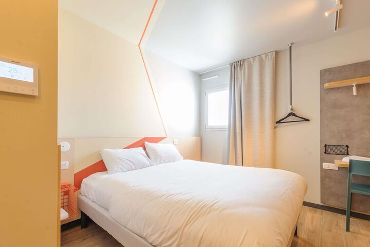 Room 44 of 77