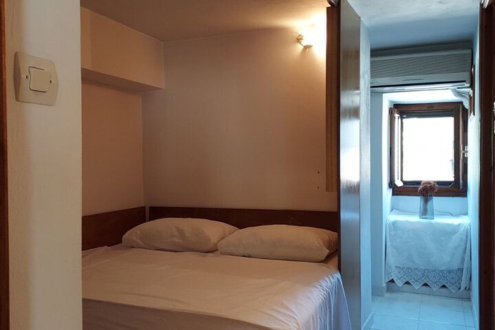 Room 8 of 9