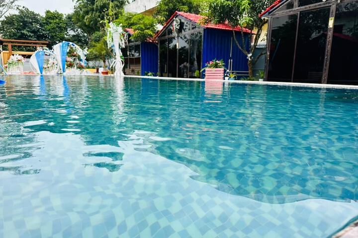 Pool 33 of 44