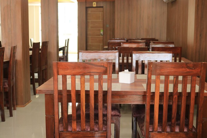 Dining 9 of 12
