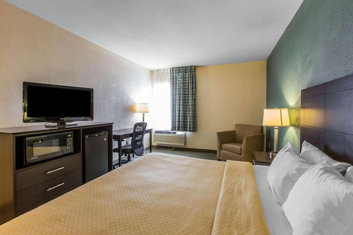 1 King Bed | (7 of 8)