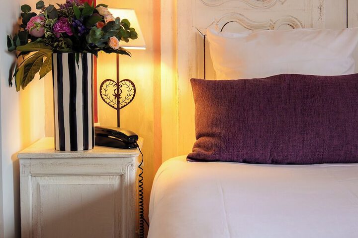 Room 12 of 37