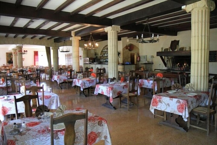 Dining 8 of 16