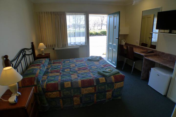 Room 6 of 12