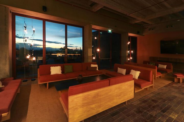 Lounge 104 of 137
