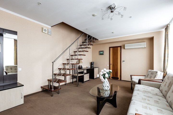 Room 28 of 102
